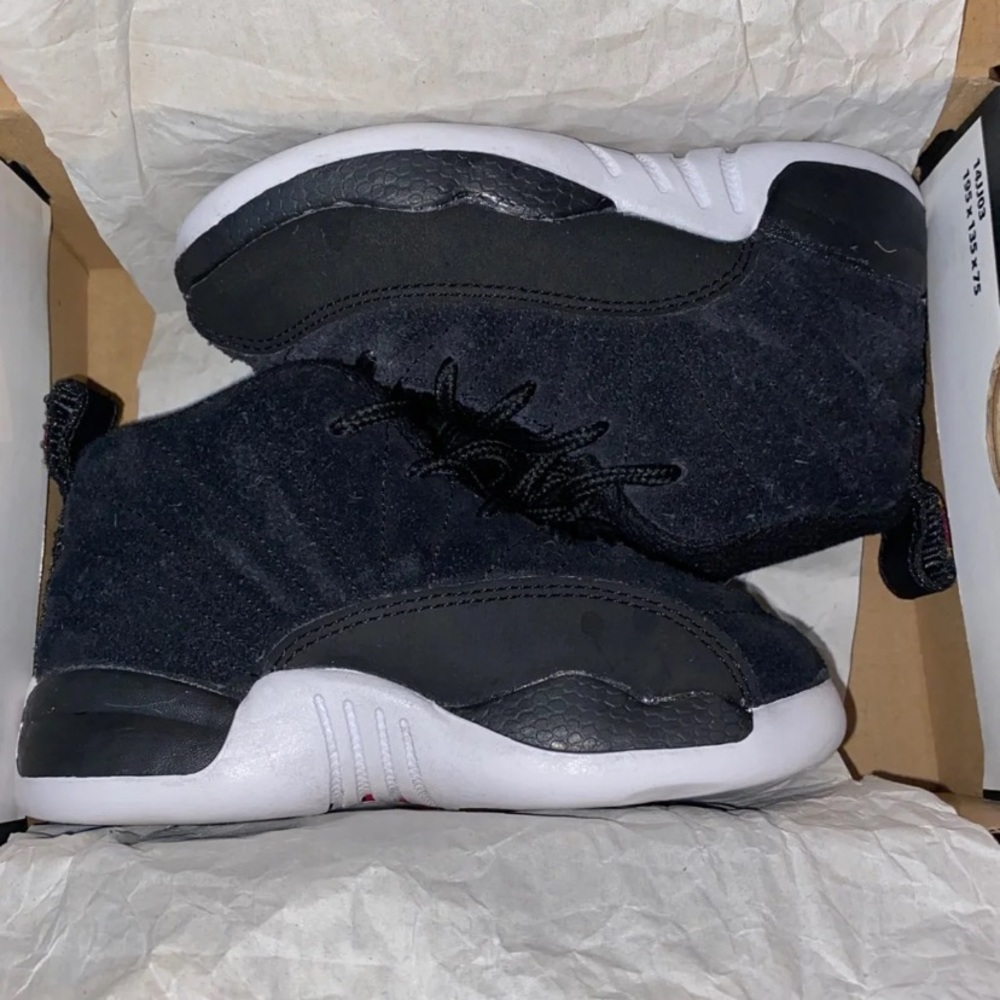 Selling black Jordan retro 12
